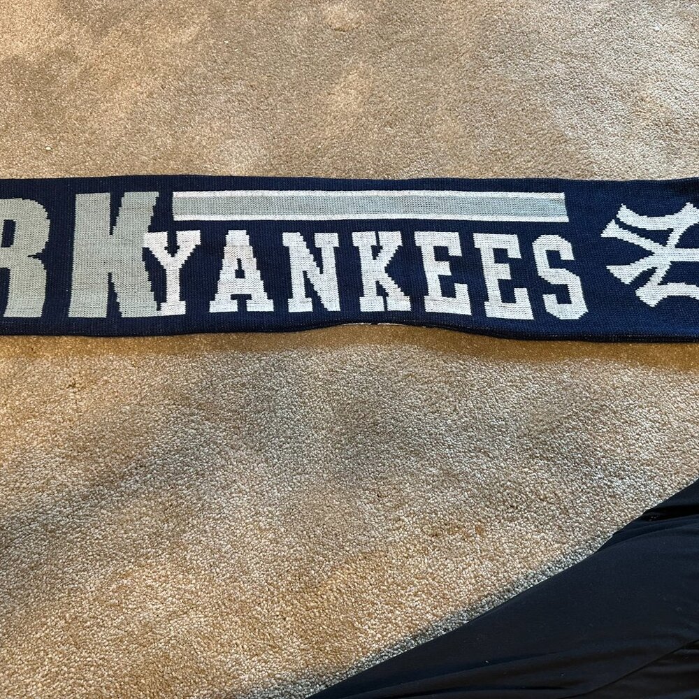 Yankees scarf   brand new